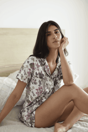 Pijama camisera flores blancas